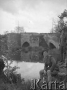 1940, Thouars, Francja.
Oficerowie z 5 Małopolskiego Pułku Strzelców Pieszych 2. Dywizji Strzelców Pieszych pozują do zdjęcia nad rzeką Le Thouet. Za nimi widoczny stary, murowany most.
Fot. Jerzy Konrad Maciejewski, zbiory Ośrodka KARTA
 
