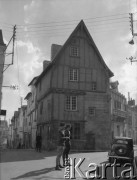 1940, Thouars, Francja.
Oficerowie z 5 Małopolskiego Pułku Strzelców Pieszych 2. Dywizji Strzelców Pieszych podczas wycieczki po francuskiej miejscowości. Na zdjęciu mężczyźni przyglądają się starym kamienicom.
Fot. Jerzy Konrad Maciejewski, zbiory Ośrodka KARTA
 
