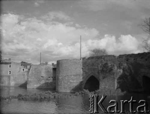 1940, Thouars, Francja.
Stary most nad rzeką Le Thouet. 
Fot. Jerzy Konrad Maciejewski, zbiory Ośrodka KARTA
 
