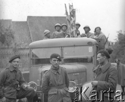 Maj lub czerwiec 1940, Bavilliers, Francja.
Żołnierze 3 Batalionu 5 Małopolskiego Pułku Strzelców Pieszych 2. Dywizji Strzelców Pieszych odpoczywają w drodze na front. W czasie kampanii francuskiej 2. DSP została włączona do odwodu 3 armii francuskiej, a następnie do 45 korpusu dowodzonego przez gen. Mariusa Daille'a.
Fot. Jerzy Konrad Maciejewski, zbiory Ośrodka KARTA
