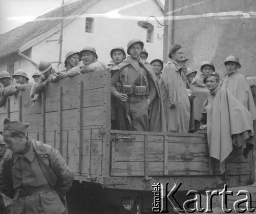 Maj lub czerwiec 1940, Bavilliers, Francja.
Żołnierze 3 Batalionu 5 Małopolskiego Pułku Strzelców Pieszych 2. Dywizji Strzelców Pieszych wyruszają na front. W czasie kampanii francuskiej 2. DSP została włączona do odwodu 3 armii francuskiej, a następnie do 45 korpusu dowodzonego przez gen. Mariusa Daille'a.
Fot. Jerzy Konrad Maciejewski, zbiory Ośrodka KARTA
