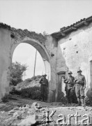 Po 29.05.1940, Beuvezin, Francja.
Żołnierze 2. Dywizji Strzelców Pieszych na posterunku przy bramie.
Fot. Jerzy Konrad Maciejewski, zbiory Ośrodka KARTA
