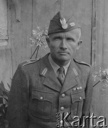 1940, Barroux, Francja.
Sierż. Jerzy Konrad Maciejewski, żołnierz 5 Małopolskiego Pułku Strzelców Pieszych 2. Dywizji Strzelców Pieszych.
Fot. NN, kolekcja Jerzego Konrada Maciejewskiego, zbiory Ośrodka KARTA
