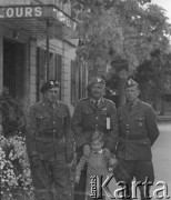 1940, Barroux, Francja.
Podoficerowie 2. Dywizji Strzelców Pieszych pozują do zdjęcia przed wejściem do hotelu. Stoją od lewej: sierż. Aleksander Ksyk, sierż. Jerzy Konrad Maciejewski z chłopcem, sierż. Władysław Gutowski.
Fot. Jerzy Konrad Maciejewski, zbiory Ośrodka KARTA
