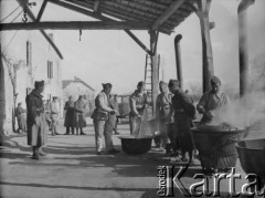 Wiosna 1940, La Maucarriere, Francja.
Kuchnia polowa. Żołnierze-kucharze z 2. Dywizji Strzelców Pieszych przygotowują posiłek dla wojska.
Fot. Jerzy Konrad Maciejewski, zbiory Ośrodka KARTA
