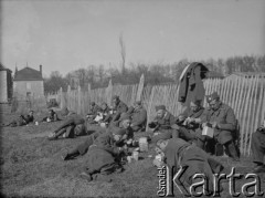Wiosna 1940, La Maucarriere, Francja.
Żołnierze 2. Dywizji Strzelców Pieszych spożywają posiłek na świeżym powietrzu.
Fot. Jerzy Konrad Maciejewski, zbiory Ośrodka KARTA
