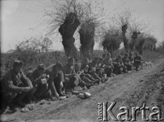 Wiosna 1940, La Maucarriere, Francja.
Żołnierze 2. Dywizji Strzelców Pieszych spożywają posiłek przy drodze.
Fot. Jerzy Konrad Maciejewski, zbiory Ośrodka KARTA
