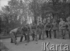 Wiosna 1940, La Maucarriere, Francja.
Żołnierze z 2. Dywizji Strzelców Pieszych spędzają aktywnie wolny czas. 
Fot. Jerzy Konrad Maciejewski, zbiory Ośrodka KARTA
