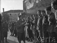 24.03.1940, La Maucarriere, Francja.
Wielkanoc. Dowódca oddziału dzieli się z żołnierzami jajkiem.
Fot. Jerzy Konrad Maciejewski, zbiory Ośrodka KARTA
