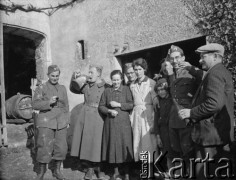 Wiosna 1940, La Maucarriere, Francja.
Polscy żołnierze z 2. Dywizji Strzelców Pieszych piją wino z mieszkańcami.
Fot. Jerzy Konrad Maciejewski, zbiory Ośrodka KARTA
