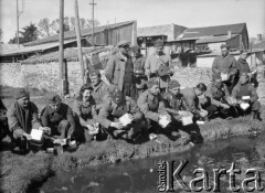 Wiosna 1940, La Maucarriere, Francja.
Polscy żołnierze z 2. Dywizji Strzelców Pieszych podczas mycia menażek w stawie.
Fot. Jerzy Konrad Maciejewski, zbiory Ośrodka KARTA
