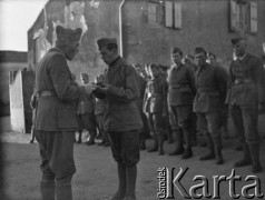 24.03.1940, La Maucarriere, Francja.
Wielkanoc. Oficerowie 2. Dywizji Strzelców Pieszych dzielą się jajkiem.
Fot. Jerzy Konrad Maciejewski, zbiory Ośrodka KARTA
