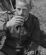 Wiosna 1941, Nidau, Szwajcaria.
Internowany żołnierz z 2. Dywizji Strzelców Pieszych, odwiedza pracującego u szwajcarskiej rodziny sierż. Jerzego Konrada Maciejewskiego.
Fot. Jerzy Konrad Maciejewski, zbiory Ośrodka KARTA