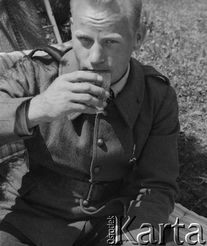 Wiosna 1941, Nidau, Szwajcaria.
Internowany żołnierz z 2. Dywizji Strzelców Pieszych, odwiedza pracującego u szwajcarskiej rodziny sierż. Jerzego Konrada Maciejewskiego.
Fot. Jerzy Konrad Maciejewski, zbiory Ośrodka KARTA