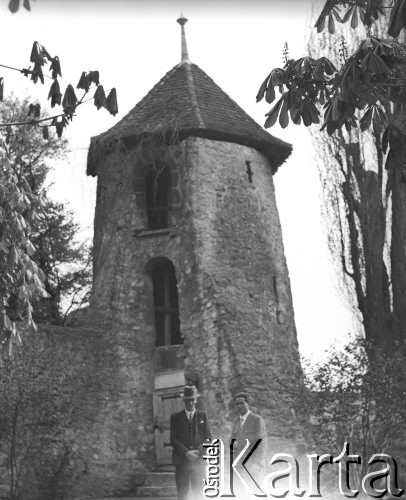 Wiosna 1941, Nidau, Szwajcaria.
Mężczyźni pozują na tle zabytkowej baszty. 
Fot. Jerzy Konrad Maciejewski, zbiory Ośrodka KARTA
