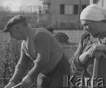 1941, Ostermundigen, Szwajcaria.
Państwo Rivaz, u których wynajmował pokój sierż. Jerzy Konrad Maciejewski, pracują w ogrodzie przed swoim domem. 
Fot. Jerzy Konrad Maciejewski, zbiory Ośrodka KARTA
