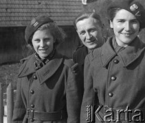 1941, Ostermundigen, Szwajcaria.
Szwajcarki pozują do zdjęcia z polskim żołnierzem, przebrane w polskie mundury. Od lewej stoją prawdopodobnie Elizabeth Erymeli, NN, Kathy.
Fot. Jerzy Konrad Maciejewski, zbiory Ośrodka KARTA
