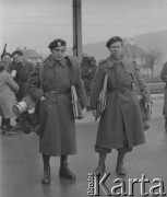 1941, Ostermundigen, Szwajcaria.
Internowani żołnierze-artyści z 2. Dywizji Strzelców Pieszych. Od lewej stoją: podchorąży Tadeusz Fuss i podchorąży Zygmunt Stankiewicz.
Fot. Jerzy Konrad Maciejewski, zbiory Ośrodka KARTA

