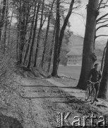 1941, Ostermundigen, Szwajcaria.
Sierż. Jerzy Konrad Maciejewski z 5 Małopolskiego Pułku Strzelców Pieszych 2. Dywizji Strzelców Pieszych na przejażdżce rowerowej po okolicy. 
Fot. NN, kolekcja Jerzego Konrada Maciejewskiego, zbiory Ośrodka KARTA
