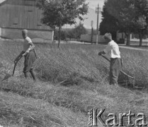 1941, Moospinte, Szwajcaria.
Internowani żołnierze 2. Dywizji Strzelców Pieszych pracują przy żniwach u szwajcarskiego rolnika. Od lewej: mjr Antoni Ślosarczyk i pchor. Zygmunt Stankiewicz.
Fot. Jerzy Konrad Maciejewski, zbiory Ośrodka KARTA