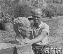 1940, Moospinte, Szwajcaria.
Internowany żołnierz 2. Dywizji Strzelców Pieszych pchor. Zygmunt Stankiewicz wykańcza swoją rzeźbę.
Fot. Jerzy Konrad Maciejewski, zbiory Ośrodka KARTA