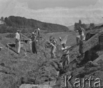 1940, Moospinte, Szwajcaria.
Prawdopodobnie internowani francuscy żołnierze podczas prac melioracyjnych.
Fot. Jerzy Konrad Maciejewski, zbiory Ośrodka KARTA