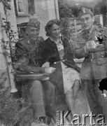 1940, Moospinte, Szwajcaria.
Żołnierze z 2. Dywizji Strzelców Pieszych w towarzystwie miejscowej kobiety. 1. z lewej siedzi por. Aleksander Wasung.
Fot. Jerzy Konrad Maciejewski, zbiory Ośrodka KARTA