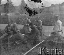 1940, Moospinte, Szwajcaria.
Internowani żołnierze z 45 korpusu armii francuskiej, w składzie której walczyła 2. Dywizja Strzelców Pieszych, jedzą posiłek po pracy.
Fot. Jerzy Konrad Maciejewski, zbiory Ośrodka KARTA