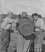 1941, Moospinte, Szwajcaria.
Internowani żołnierze 2. Dywizji Strzelców Pieszych pracują przy żniwach u szwajcarskiego rolnika. Na zdjęciu przesypują prawdopodobnie ziarno z kosza do worka. 1. z lewej stoi mjr Antoni Ślosarczyk.
Fot. Jerzy Konrad Maciejewski, zbiory Ośrodka KARTA