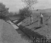 1940, Moospinte, Szwajcaria.
Internowani francuscy żołnierze podczas prac melioracyjnych.
Fot. Jerzy Konrad Maciejewski, zbiory Ośrodka KARTA
