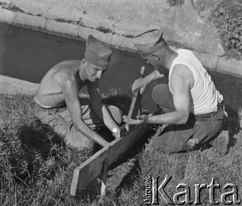 1940, Moospinte, Szwajcaria.
Internowani żołnierze z 45 korpusu armii francuskiej, w składzie której walczyła 2. Dywizja Strzelców Pieszych, podczas prac melioracyjnych.
Fot. Jerzy Konrad Maciejewski, zbiory Ośrodka KARTA