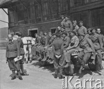 1940, Moospinte, Szwajcaria.
Na wozie zaprzęgniętym w dwa konie siedzą internowani żołnierze z oddziału artylerii, którzy przyjechali w odwiedziny do innego oddziału 2. Dywizji Strzelców Pieszych. 1. z lewej stoi Roman Gierszewski.
Fot. Jerzy Konrad Maciejewski, zbiory Ośrodka KARTA