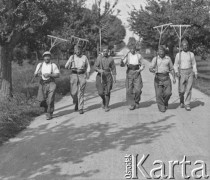 1940, Moospinte, Szwajcaria.
Internowani francuscy żołnierze wracają z pracy na polu podczas sianokosów. 
Fot. Jerzy Konrad Maciejewski, zbiory Ośrodka KARTA