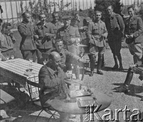 1940, Moospinte, Szwajcaria.
Internowani żołnierze z 2. Dywizji Strzelców Pieszych obchodzą prawdopodobnie urodziny Romana Gierszewskiego (siedzi przy stoliku).
Fot. Jerzy Konrad Maciejewski, zbiory Ośrodka KARTA