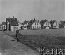 1945-1946, Lys-lez-Lannoy, Francja.
Domy jednorodzinne na przedmieściu miasta. Na drodze stoi żołnierz 2. Dywizji Strzelców Pieszych.
Fot. Jerzy Konrad Maciejewski, zbiory Ośrodka KARTA
