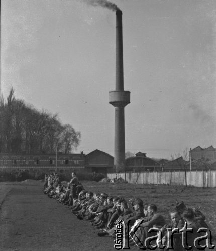 1945, Lys-lez-Lannoy, Francja.
Ewakuowani ze Szwajcarii żołnierze 2. Dywizji Strzelców Pieszych czekają na zakwaterowanie w fabryce przerobionej na koszary.
Fot. Jerzy Konrad Maciejewski, zbiory Ośrodka KARTA
