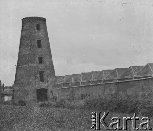 1945-1946, Lys-lez-Lannoy, Francja.
Prawdopodobnie fabryka, którą przerobiono na obóz wojskowy. Zamieszkali w nim po zakończeniu II wojny światowej dotychczas internowani w Szwajcarii polscy żołnierze z 2. Dywizji Strzelców Pieszych.
Fot. Jerzy Konrad Maciejewski, zbiory Ośrodka KARTA
