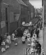 1946, Lys-lez-Lannoy, Francja.
Procesja Bożego Ciała przechodzi ulicami miasta. Na czele pochodu idzie ksiądz, który pod baldachimem niesie monstrancję. W uroczystościach biorą udział żołnierze 2. Dywizji Strzelców Pieszych.
Fot. Jerzy Konrad Maciejewski, zbiory Ośrodka KARTA
