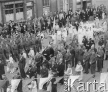 1946, Lys-lez-Lannoy, Francja.
Procesja Bożego Ciała, w której biorą udział żołnierze 2. Dywizji Strzelców Pieszych oraz mieszkający we Francji Polacy.
Fot. Jerzy Konrad Maciejewski, zbiory Ośrodka KARTA


