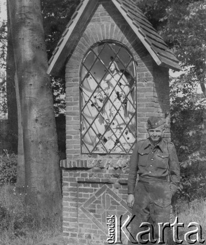 1945, Lys-lez-Lannoy, Francja.
Sierż. Jerzy Konrad Maciejewski z 2. Dywizji Strzelców Pieszych pozuje do zdjęcia przy przydrożnej kaplicy.
Fot. NN, kolekcja Jerzego Konrada Maciejewskiego, zbiory Ośrodka KARTA
