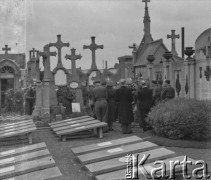 1945, Lys-lez-Lannoy, Francja.
Żołnierze z 2. Dywizji Strzelców Pieszych uczestniczą na cmentarzu w pogrzebie Polki z Pomocniczej Służby Kobiet (