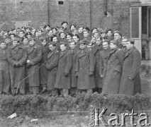 1945-1946, Lys-lez-Lannoy, Francja.
Żołnierze 2. Dywizji Strzelców Pieszych pozują na tle zabudowań fabrycznych, w których utworzono Obóz Zborny Wojska Polskiego.
Fot. Jerzy Konrad Maciejewski, zbiory Ośrodka KARTA
