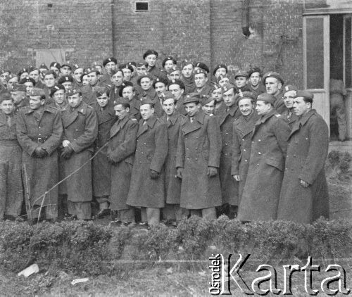 1945-1946, Lys-lez-Lannoy, Francja.
Żołnierze 2. Dywizji Strzelców Pieszych pozują na tle zabudowań fabrycznych, w których utworzono Obóz Zborny Wojska Polskiego.
Fot. Jerzy Konrad Maciejewski, zbiory Ośrodka KARTA
