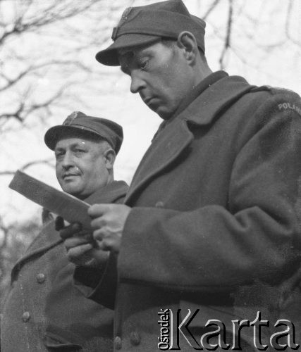 1945-1946, Lys-lez-Lannoy, Francja.
Żołnierz 2. Dywizji Strzelców Pieszych czyta kartkę z notatkami. Na jego ramieniu widoczna jest naszywka Polskich Sił Zbrojnych na Zachodzie - Poland.
Fot. Jerzy Konrad Maciejewski, zbiory Ośrodka KARTA
