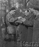1945-1946, Lys-lez-Lannoy, Francja.
Żołnierz 2. Dywizji Strzelców Pieszych rozdaje oficerom kartki z notatkami.
Fot. Jerzy Konrad Maciejewski, zbiory Ośrodka KARTA
