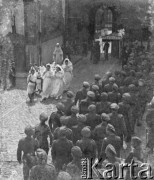 1946, Lys-lez-Lannoy, Francja.
Żołnierze 2. Dywizji Strzelców Pieszych przygotowują się do wzięcia udziału w procesji Bożego Ciała. Obok przechodzą kobiety, które niosą figurę Matki Bożej.
Fot. Jerzy Konrad Maciejewski, zbiory Ośrodka KARTA


