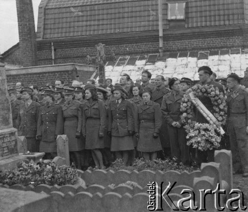 1945, Lys-lez-Lannoy, Francja.
Członkinie Pomocniczej Służby Kobiet, tzw. Pestki biorą udział w pogrzebie jednej ze swoich koleżanek. Obok nich stoją żołnierze z 2. Dywizji Strzelców Pieszych.
Fot. Jerzy Konrad Maciejewski, zbiory Ośrodka KARTA
