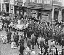 1946, Lys-lez-Lannoy, Francja.
Procesja Bożego Ciała. Żołnierze 2. Dywizji Strzelców Pieszych stają na baczność przed księdzem, który pod baldachimem niesie monstrancję.
Fot. Jerzy Konrad Maciejewski, zbiory Ośrodka KARTA