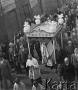 1946, Lys-lez-Lannoy, Francja.
Boże Ciało. Na czele procesji idzie ksiądz, który pod namiotem niesie monstrację. W uroczystości bierze udział 2. Dywizja Strzelców Pieszych.  
Fot. Jerzy Konrad Maciejewski, zbiory Ośrodka KARTA
