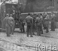 1945-1946, Lys-lez-Lannoy, Francja.
Żołnierze 2. Dywizji Strzelców Pieszych stoją przed ciężarówką, na którą prawdopodobnie pakowane są bagaże. Jeden z mężczyzn stojący na 